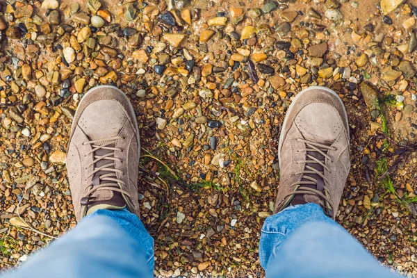 Trekking botları gezgin yalnız açık vahşi doğa yaşam tarzı seyahat aşırı yaşam konsepti yaz hiking ayak üst tatil adımları tek görünümünden macera