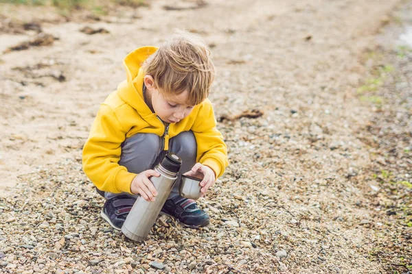 Portret Van Schattige Schattige Jongen Rusten Het Drinken Van Thee — Stockfoto