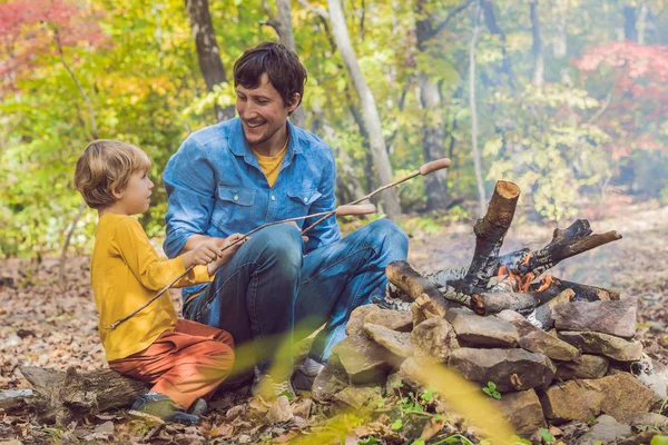 Pai Feliz Fazendo Churrasco Com Seu Filho Dia Outono Parque — Fotografia de Stock