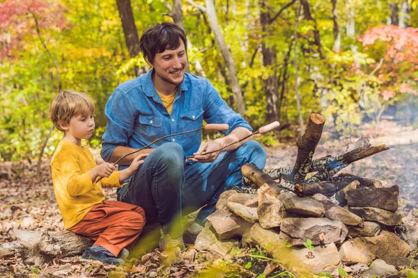 Feliz Padre Haciendo Barbacoa Con Hijo Día Otoño Parque —  Fotos de Stock