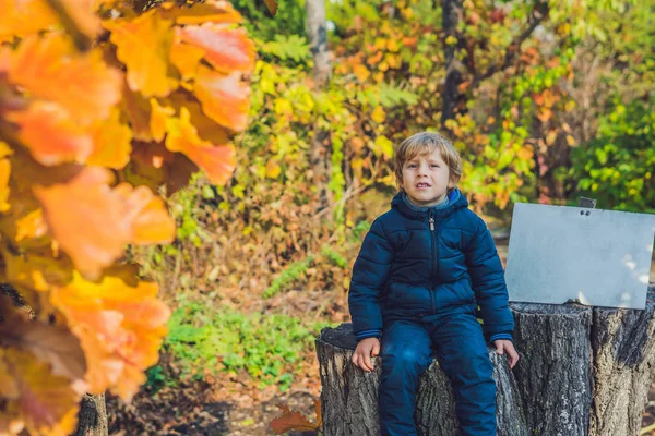 Sevimli küçük çocuk çocuk sonbahar günü zevk. Eğleniyor Bahçe veya park sıcak güneşli günde öğrenme tırmanmaya, okul öncesi çocuk renkli sonbahar elbise.