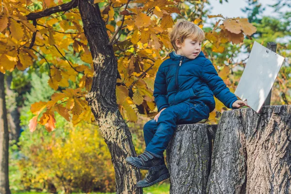 Sevimli küçük çocuk çocuk sonbahar günü zevk. Eğleniyor Bahçe veya park sıcak güneşli günde öğrenme tırmanmaya, okul öncesi çocuk renkli sonbahar elbise.