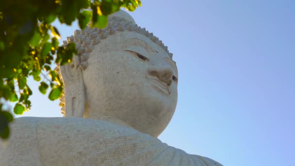 Steadicam skott av en Big Buddha-statyn på ön Phuket, Thailand — Stockvideo