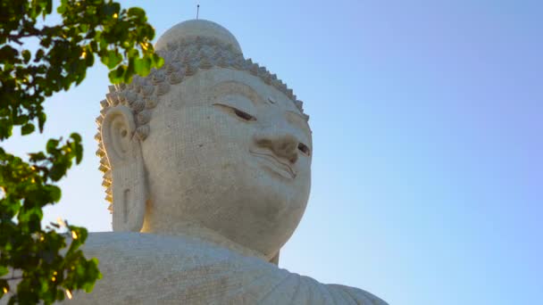 Steadicamnél Szemcsésedik Ból Egy Nagy Buddha Szobor Phuket Sziget Thaiföld — Stock videók