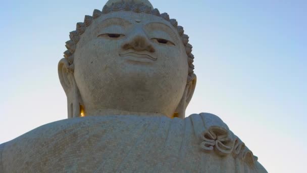 Steadicamnél szemcsésedik-ból egy nagy Buddha szobor, a Phuket sziget, Thaiföld — Stock videók