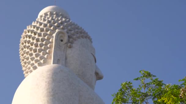 Steadicam toma de una estatua de Gran Buda en la isla de Phuket, Tailandia — Vídeo de stock