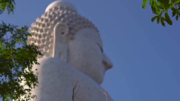 Steadicamnél szemcsésedik-ból egy nagy Buddha szobor, a Phuket sziget, Thaiföld — Stock videók