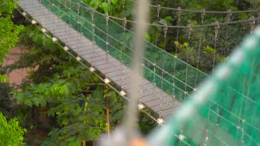 Kuala Lumpur city Eko Park içinde asılı asma köprü Steadicam atış