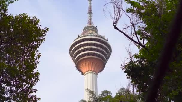 La torre Menara sparato dal ponte sospeso nel Parco Eco nella città di Kuala Lumpur — Video Stock