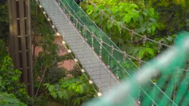 Kuala Lumpur city Eko Park içinde asılı asma köprü Steadicam atış