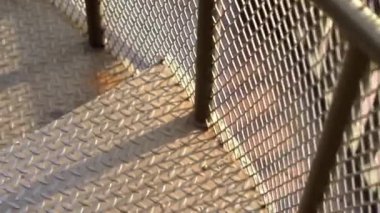 Bir metal döner merdiven yürüyüş