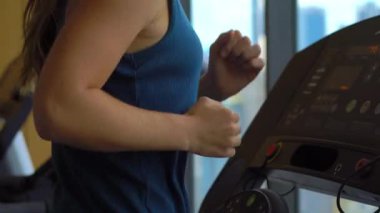 Bir koşu parkuru koca bir şehir manzaralı bir gökdelen eğitim üzerine bir spor salonunda genç kadın