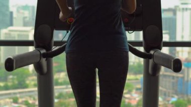 Bir koşu parkuru koca bir şehir manzaralı bir gökdelen eğitim üzerine bir spor salonunda genç kadın