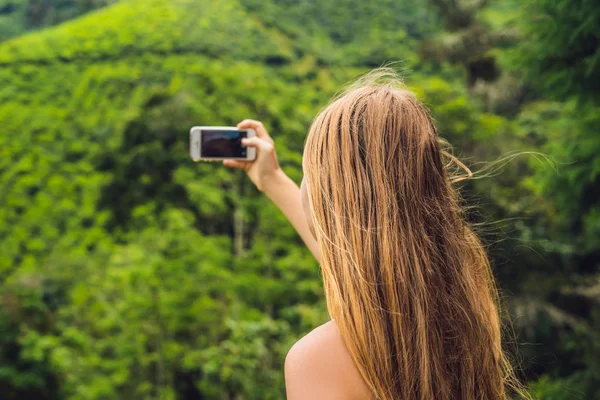 Beauty Ung Kvinnlig Turist Teplantage Naturliga Teblad Utvalda Färska Gård — Stockfoto