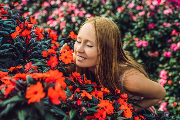 Giovane Donna Serra Fiori Fiori Tropicali Lucenti — Foto Stock