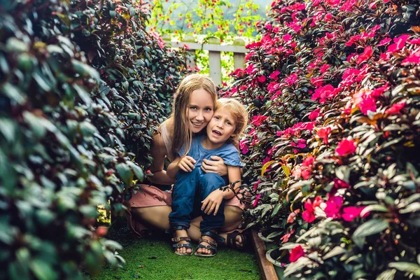 花温室の息子と母 — ストック写真