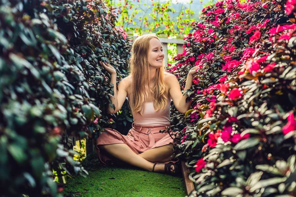 Jeune Femme Dans Serre Fleurs Fleurs Tropicales Lumineuses — Photo