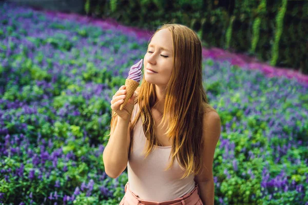 라벤더 배경에 라벤더 아이스크림을 먹는다 — 스톡 사진