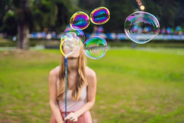 Счастливая Беззаботная Молодая Женщина Пускающая Мыльные Пузыри Летнем Парке — стоковое фото