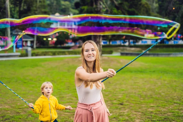 Щаслива Безтурботна Молода Жінка Дме Мильні Бульбашки Літньому Парку — стокове фото