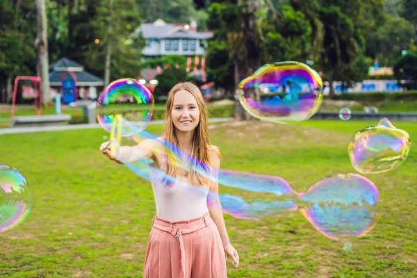 Heureuse Jeune Femme Insouciante Soufflant Des Bulles Savon Dans Parc — Photo