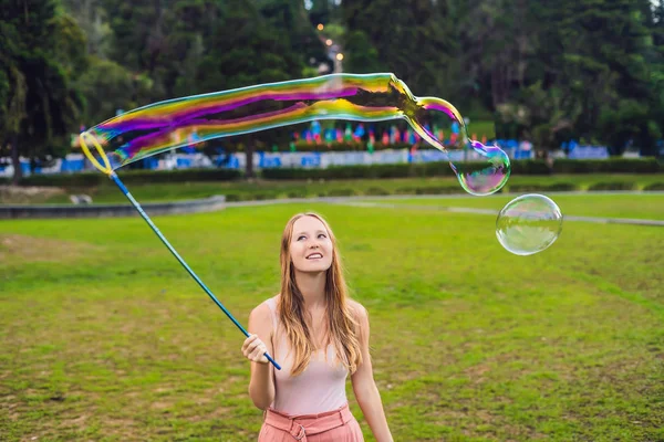 Щаслива Безтурботна Молода Жінка Дме Мильні Бульбашки Літньому Парку — стокове фото