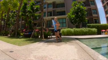 Küçük çocuk havuza atlama kadeh Slowmotion