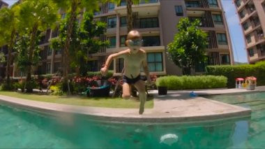 Küçük çocuk havuza atlama kadeh Slowmotion