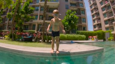 Küçük çocuk havuza atlama kadeh Slowmotion