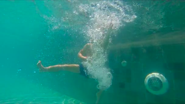 Slowmotion βολή από μικρό αγόρι καταδύσεις και εκτοξευμένο σε μια λίμνη — Αρχείο Βίντεο