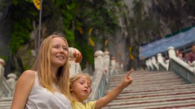 bir hindu tapınağı içinde olan Malezya antik Batu mağaraları turist anne ve oğlu ziyaret