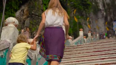bir hindu tapınağı içinde olan Malezya antik Batu mağaraları turist anne ve oğlu ziyaret