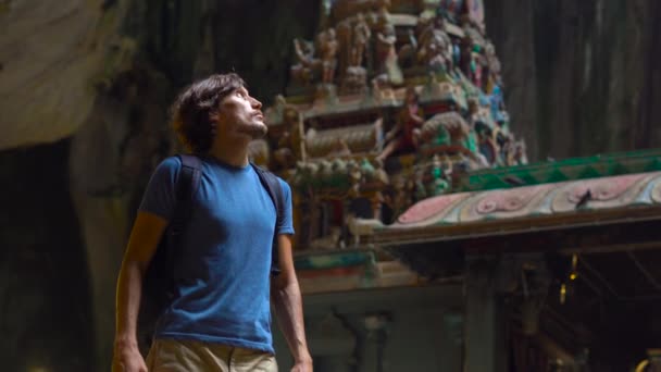 Mladý muž navštívit starověké jeskyně Batu v Malajsii s hinduistický chrám uvnitř — Stock video
