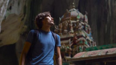 Genç adam bir hindu tapınağı içinde olan Malezya antik Batu mağaraları ziyaret edin
