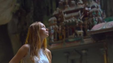 Genç kadın ziyaret antik Batu Malezya içinde bir hindu tapınağı olan mağaralar