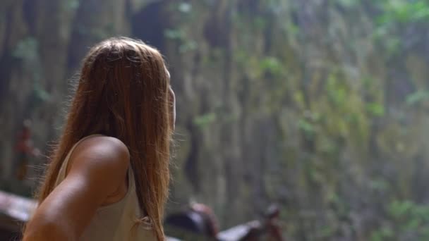 Молодая женщина посещает древние пещеры Бату в Малайзии с индуистским храмом внутри — стоковое видео