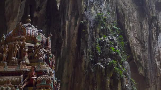 Hinduiska templet incide av en enorm Batu caves i Malaysia — Stockvideo