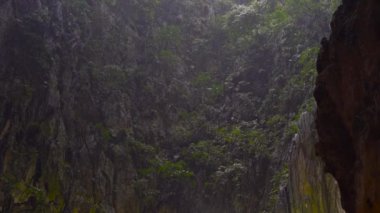 Malezya içinde bir hindu tapınağı olan büyük bir Batu mağaraları incide aşağı düşen yağmur