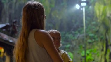 turistler anne ve oğlu bir antik Batu içinde mağaralar Malezya içinde bir hindu tapınağı olması