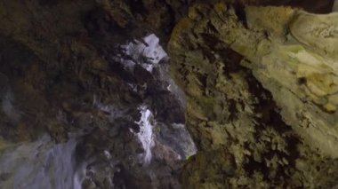 o ve ışık bir delik ile çatı veya üst kısmında bir Batu mağaraları