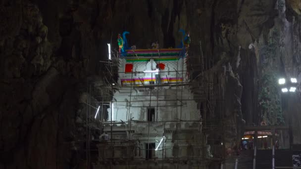 Kuala Lumpur, Malajsie-12. května 2018: budova nového hinduistického chrámu uvnitř Batu jeskyně v Malajsii — Stock video