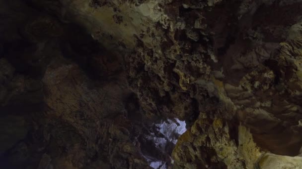 Tetto o cima di una grotta Batu con un foro e luce comming in — Video Stock