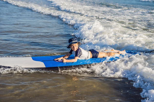 Šťastný Chlapeček Mladý Surfař Jezdit Surfu Zábavu Vlnách Moře Aktivní — Stock fotografie