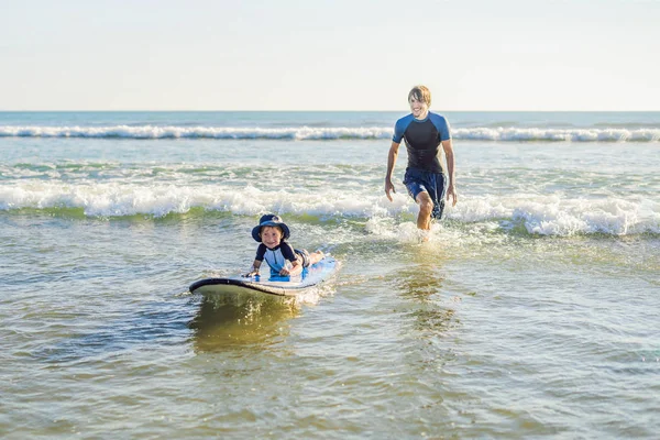 Ojciec Jego Młody Syn Uczy Się Żeglować Morzu Wakacje Lub — Zdjęcie stockowe
