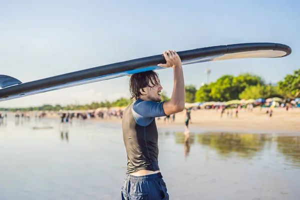 Homme Portant Une Planche Surf Dessus Tête Gros Plan Beau — Photo