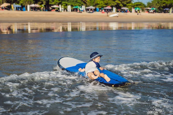 Happy Baby Boy Junge Surfer Reiten Auf Surfbrett Mit Spaß — Stockfoto