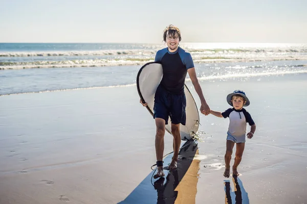 Padre Figlio Surfisti Divertono Sulla Spiaggia — Foto Stock