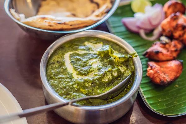 Bermacam Macam Makanan India Pada Latar Belakang Kayu Gelap Hidangan — Stok Foto