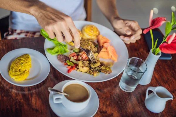 Mann Isst Ein Asiatisches Frühstück Bestehend Aus Huhn Und Nudeln — Stockfoto