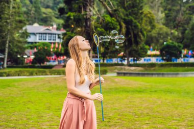 sabun köpüğü üfleme, mutlu, tasasız genç kadın